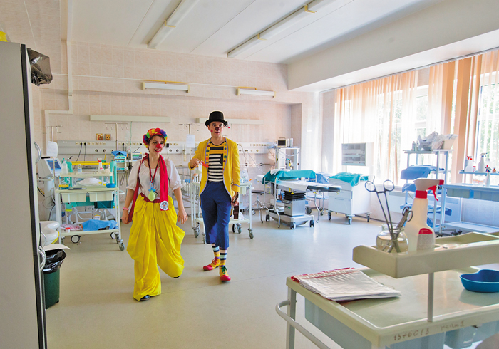 КЛОУН, КОТОРЫЙ ЖИВЕТ В БОЛЬНИЦЕ